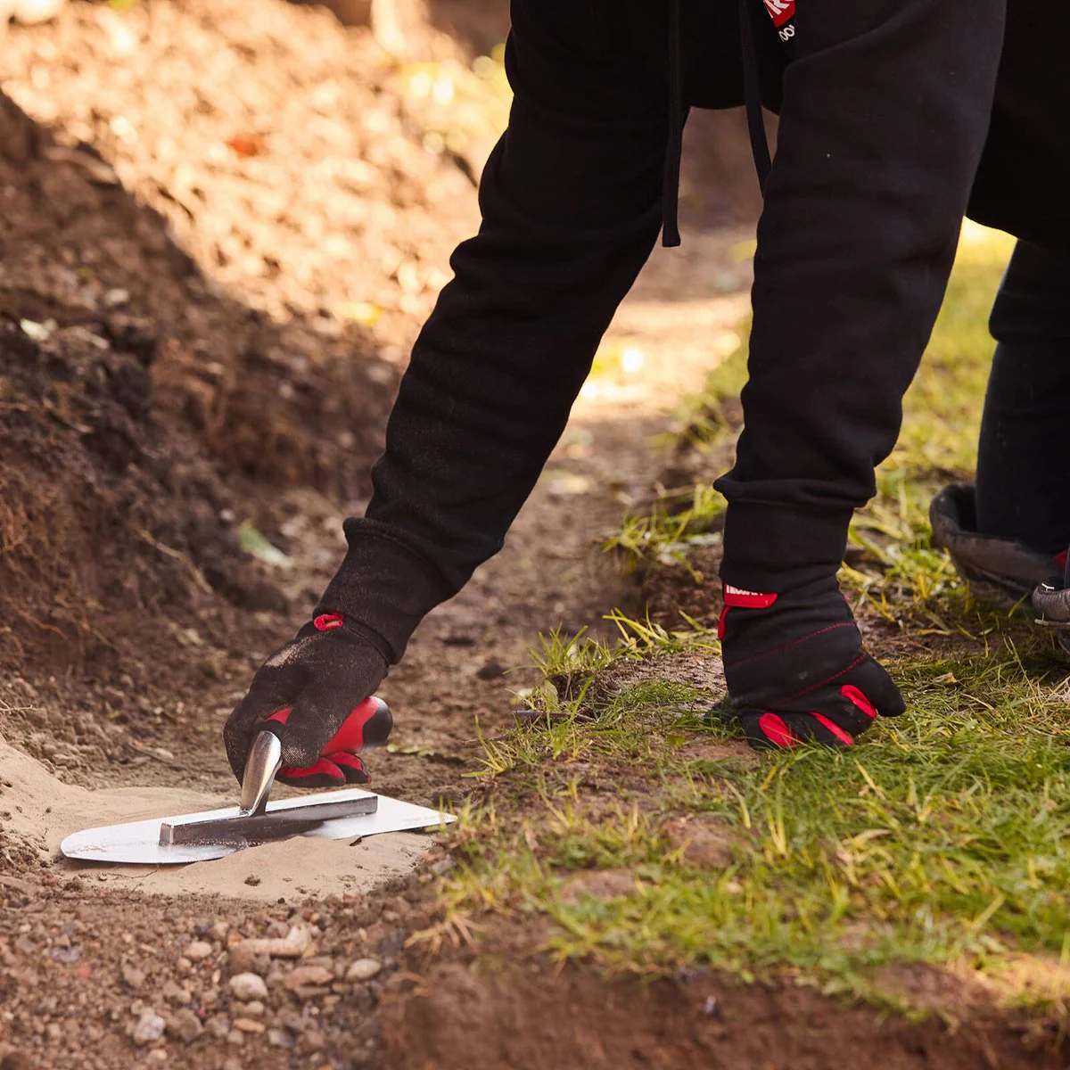 Trojan Masonry Float 355 x 100mm - Pointed Tip - Ergonomic Grip - Durable Steel - Image 5